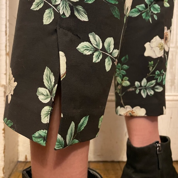 H +M black and white floral long capris.high waisted with slits and side zip. - Picture 2 of 13